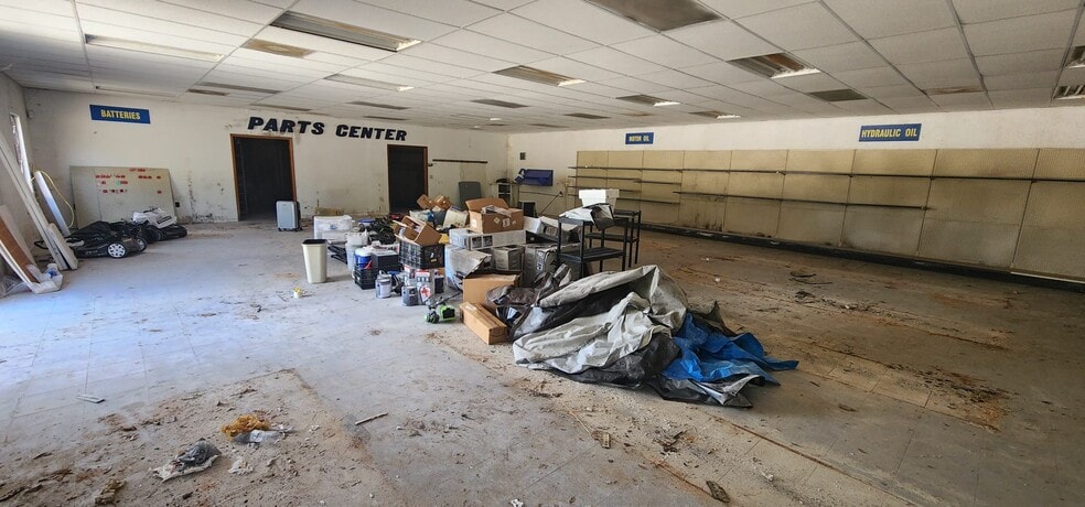 More Photos Of 284 S Center St, Pierson Auto Repair For Lease