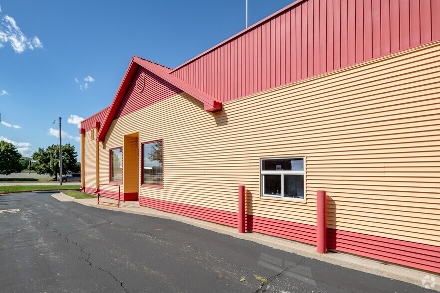 More Photos Of 2070 S Koeller St, Oshkosh Restaurant For Sale