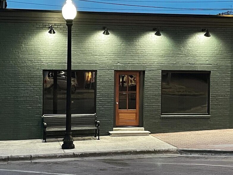 More Photos Of 110 E Market St, Chatsworth Flex For Sale