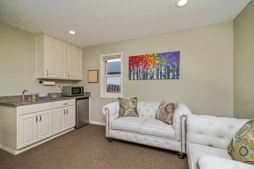 More Photos Of 901 13th St SE, Salem Office For Sale