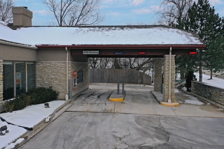 More Photos Of 2595 Waukegan Rd, Bannockburn Bank For Lease