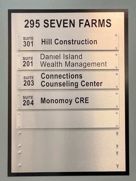 More Photos Of 295 Seven Farms Dr, Daniel Island Office For Lease