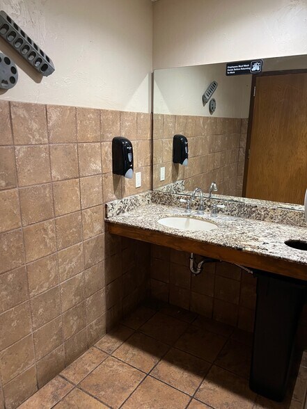 More Photos Of 10811 NE 23rd St, Spencer Restaurant For Lease