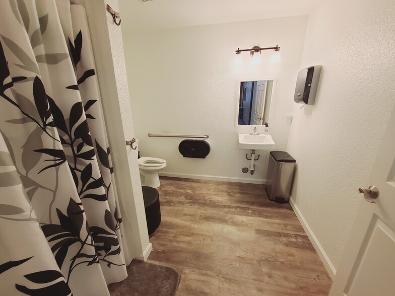 More Photos Of 14165 Market St, Walnut Grove Showroom For Sale