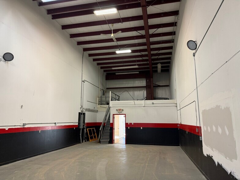 More Photos Of 50 Beaver Brook Rd, Danbury Warehouse For Lease