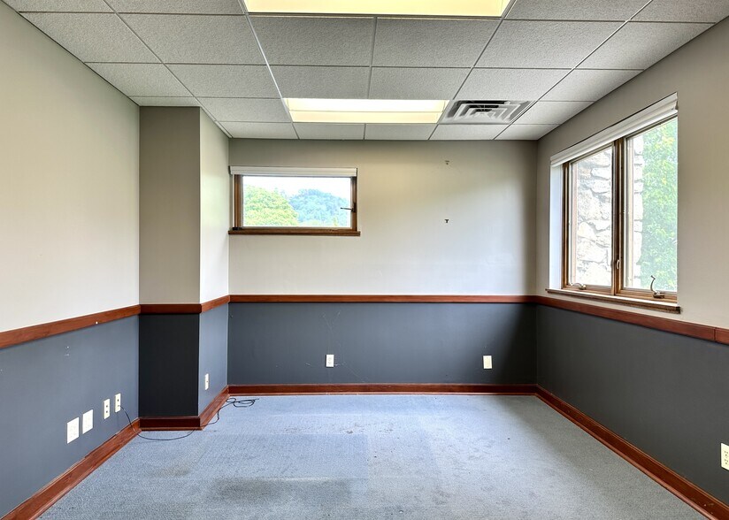 More Photos Of 7 Orchard St, Asheville Bank For Lease