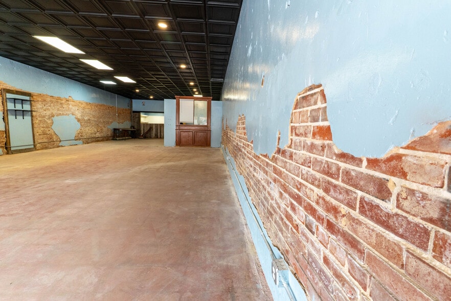 More Photos Of 110 E Clark St, Bartlett General Retail For Sale