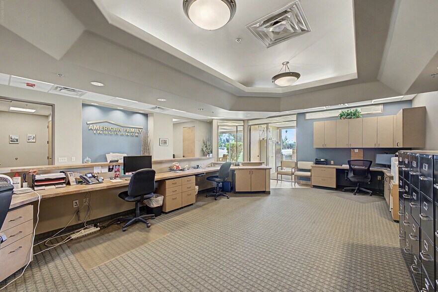 More Photos Of 565 W Chandler Blvd, Chandler Office For Lease