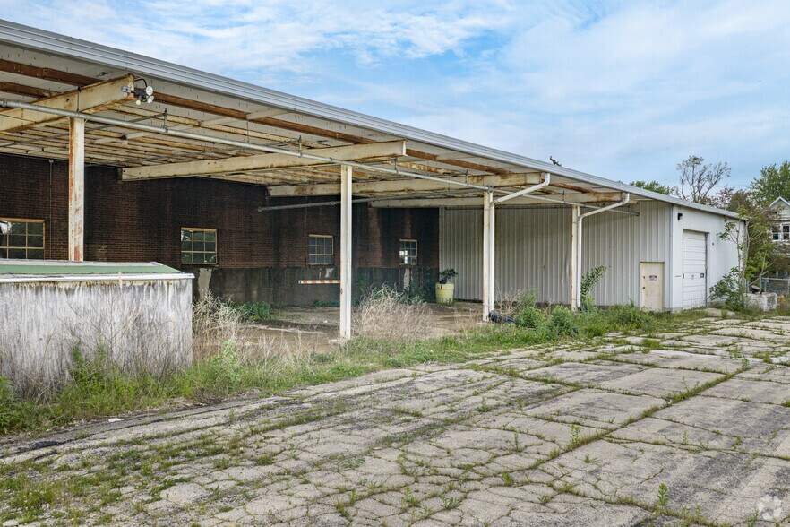 More Photos Of 947 E Clinton St, Freeport Warehouse For Sale