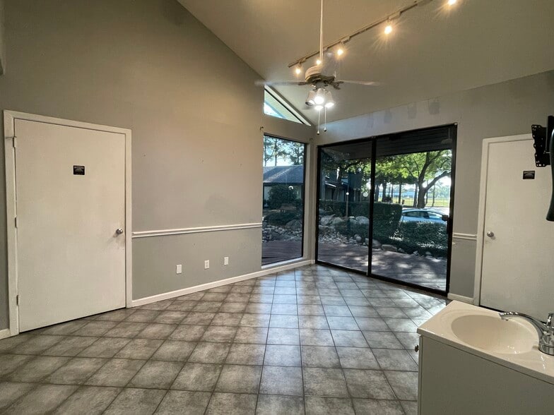 More Photos Of 14347 Torrey Chase Blvd, Houston Office For Sale