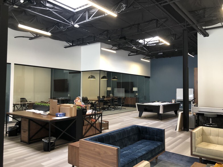 More Photos Of 3927 Main St, Dallas Office For Lease