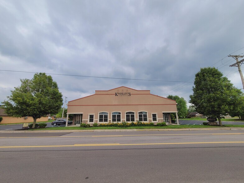 More Photos Of 869 W 2nd St, Xenia Showroom For Lease
