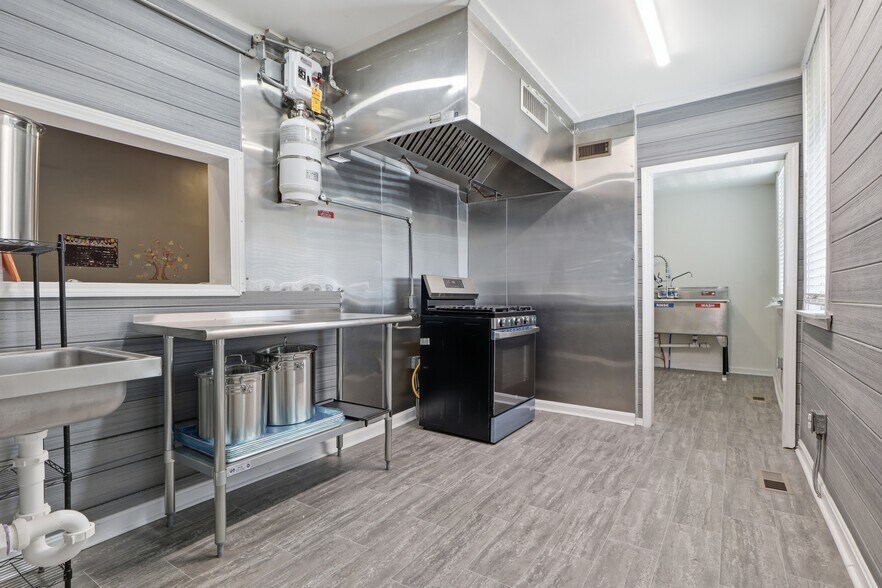 More Photos Of 805 E Prospect St, York General Retail For Sale
