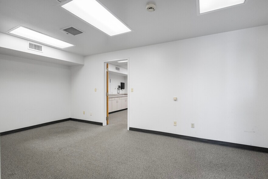 More Photos Of 421 S Beckham Ave, Tyler Medical For Lease