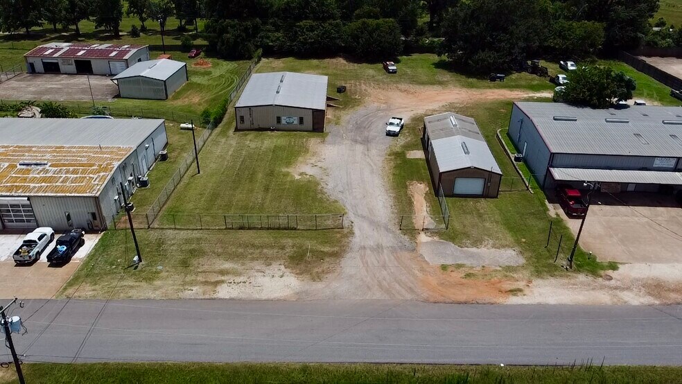 More Photos Of 2000 E Murchison St, Palestine Light Manufacturing For Sale