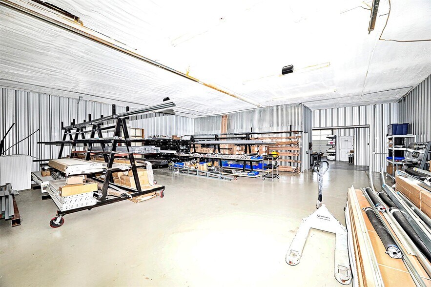 More Photos Of 406 W Wise St, Bowie Industrial For Sale