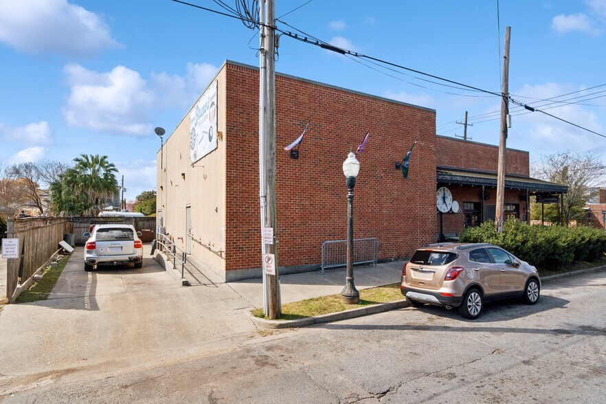 More Photos Of 7538 Maple St, New Orleans Bar For Sale