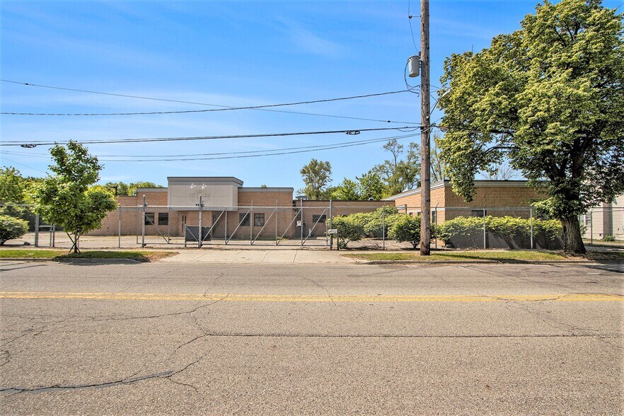 More Photos Of 1206 E Crosstown Pky, Kalamazoo Manufacturing For Lease