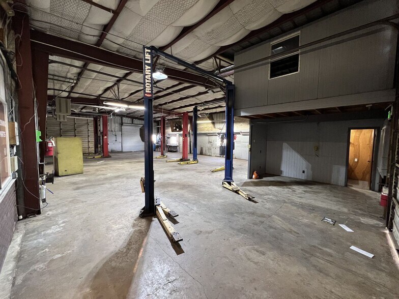 More Photos Of 108 Schilling St, Baytown Warehouse For Lease