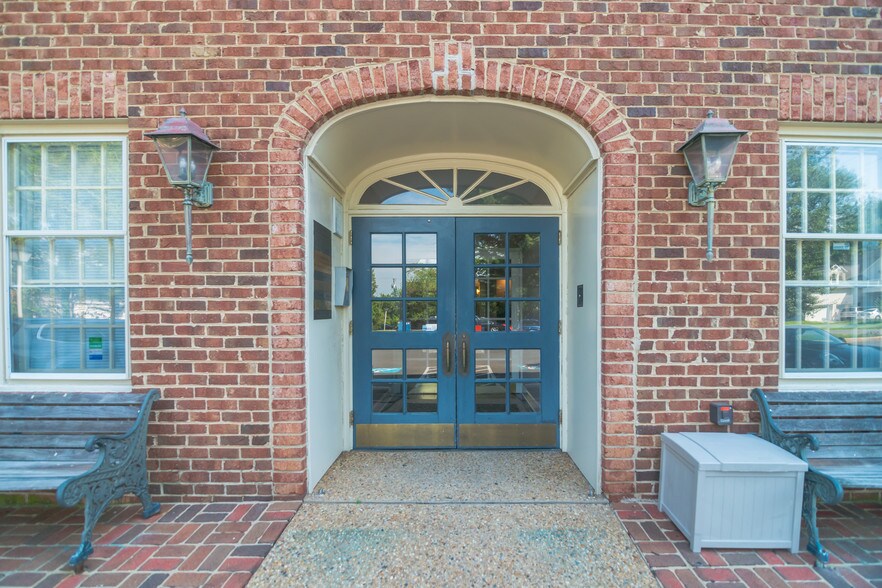 Primary Photo Of 410 Pine St SE, Vienna Office For Sale