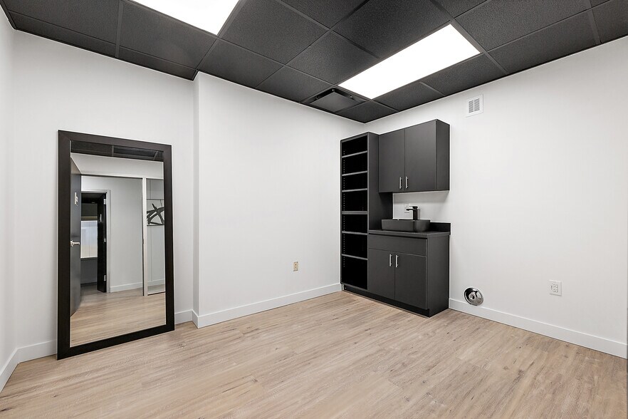 More Photos Of 801-803 W Big Beaver Rd, Troy Office For Lease