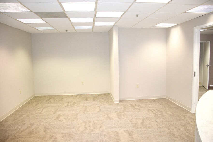 More Photos Of 21495 Ridgetop Cir, Sterling Medical For Lease