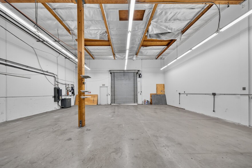 More Photos Of 21358 Nordhoff St, Chatsworth Light Distribution For Lease