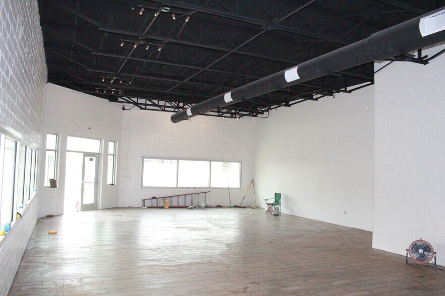 More Photos Of 302 W Defee Ave, Baytown Specialty For Sale