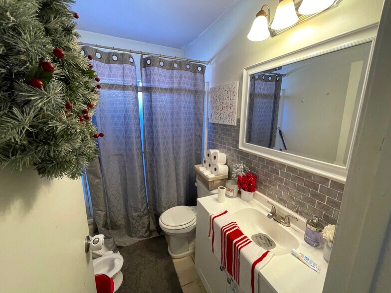 More Photos Of 7454 Haskell Ave, Van Nuys Apartments For Sale