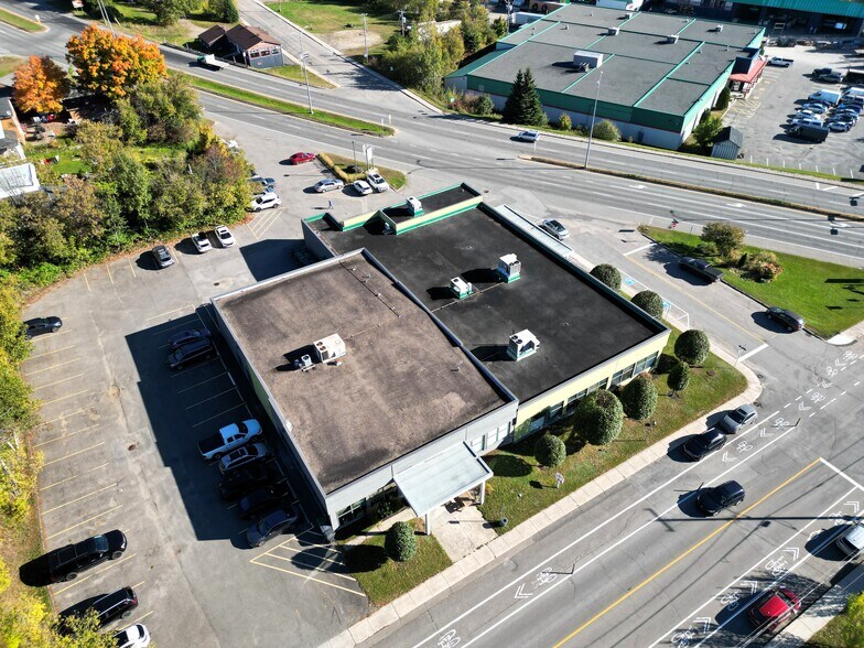 More Photos Of 16 Rue Saint-Paul O, Sainte-agathe-des-monts Healthcare For Lease