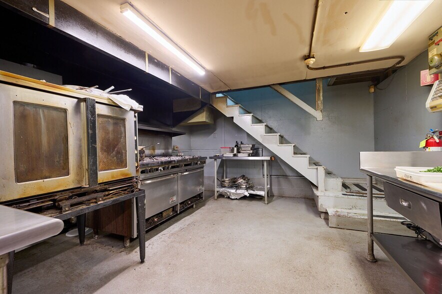 More Photos Of 100 Mountain Rd, Easthampton Restaurant For Sale