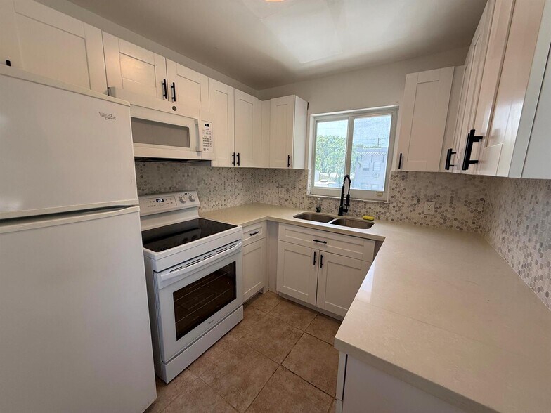 More Photos Of 1859 Lincoln St, Hollywood Apartments For Sale