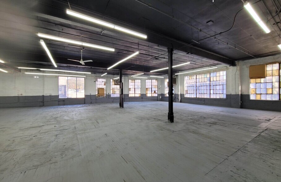 More Photos Of 830 Barry St, Bronx Warehouse For Lease
