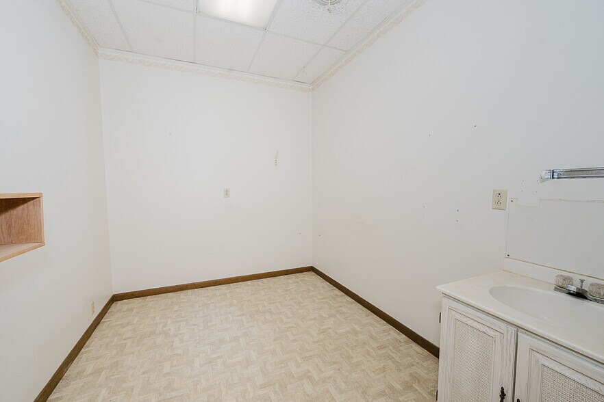 More Photos Of 1482 Butler Rd, Worthington Medical For Sale