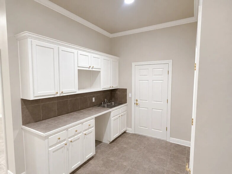 More Photos Of 10621 Plaza Americana, Baton Rouge Office For Lease