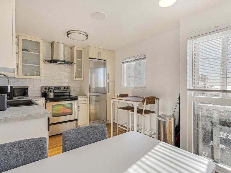 More Photos Of 14 Ozone Ave, Venice Apartments For Sale