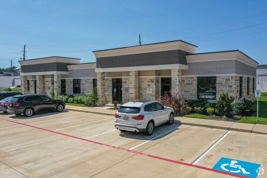 Primary Photo Of 633 E Fernhurst Dr, Katy Medical For Lease