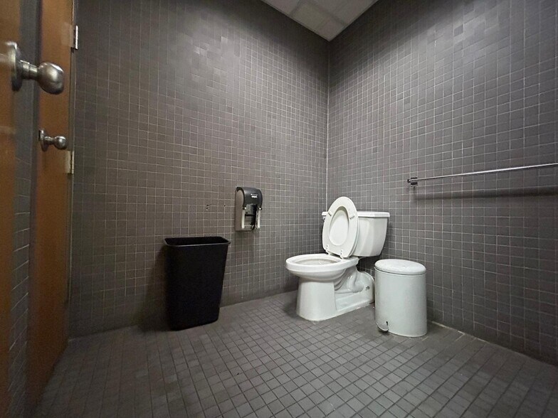 More Photos Of 75 Huntington St, Brooklyn Warehouse For Lease