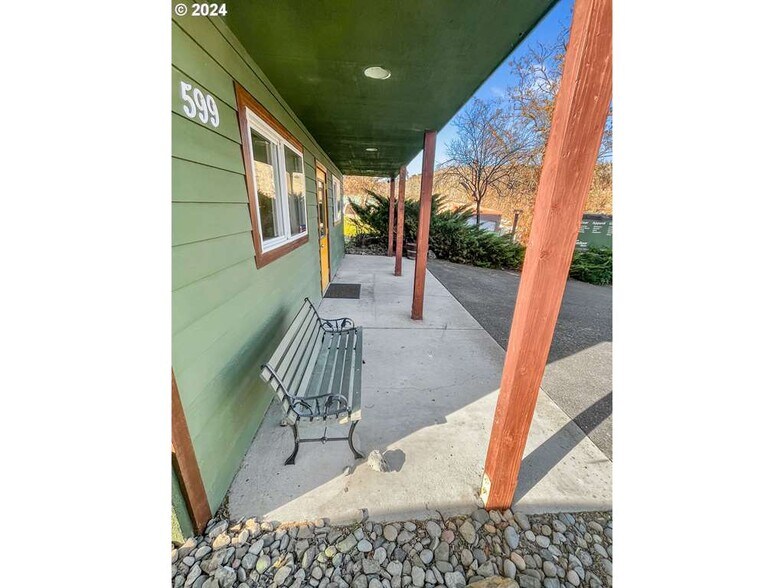 More Photos Of 599 S Highway 197, Maupin Office Residential For Lease