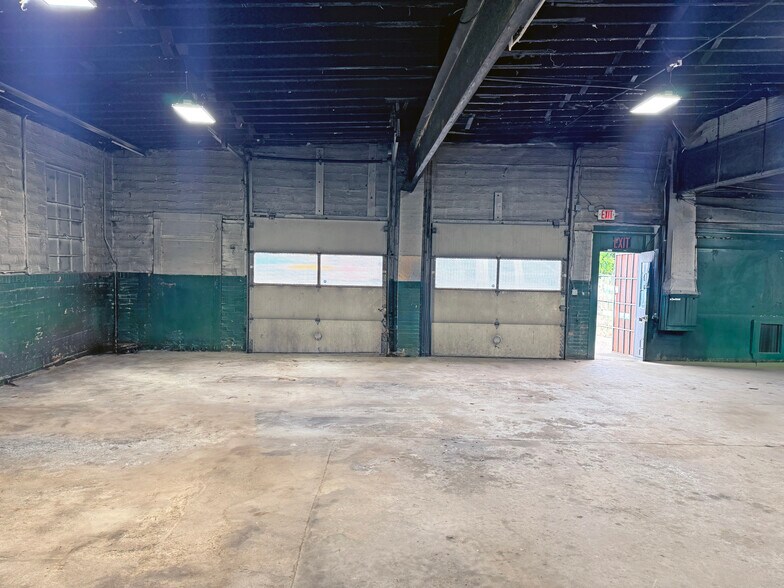 More Photos Of 2229 E New York St, Indianapolis Flex For Lease