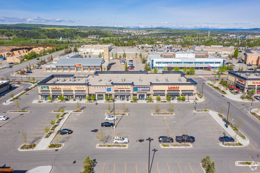 More Photos Of 130 Quarry St W, Cochrane Storefront For Lease