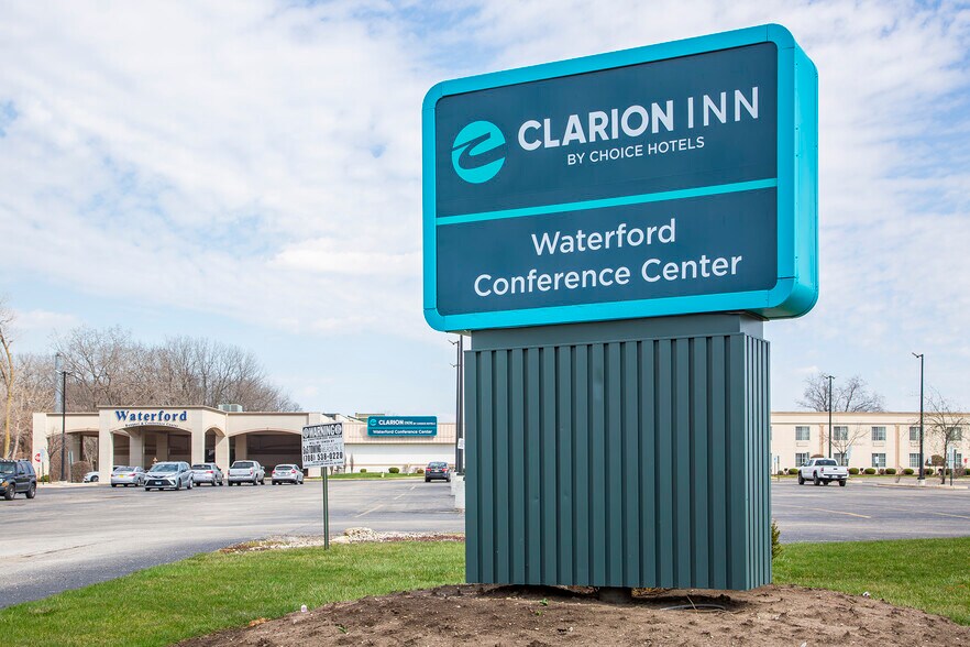 More Photos Of 933 S Riverside Dr, Elmhurst Hotel For Sale