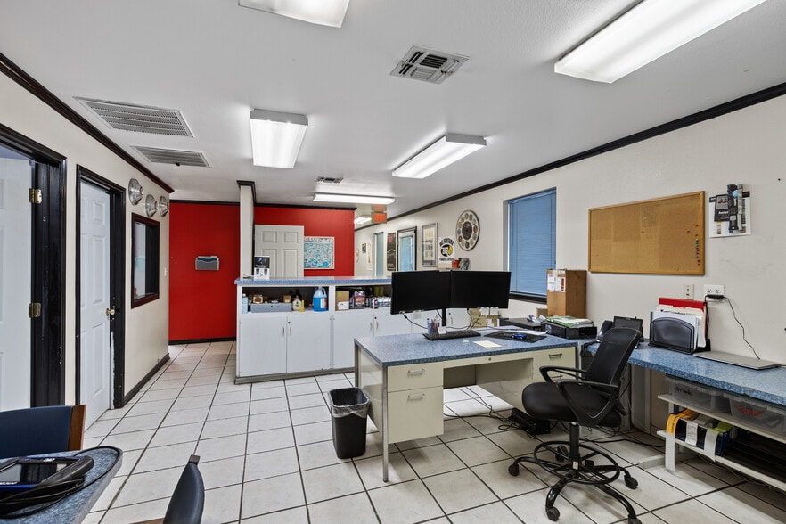 More Photos Of 955 W Kingsbury St, Seguin Auto Repair For Sale