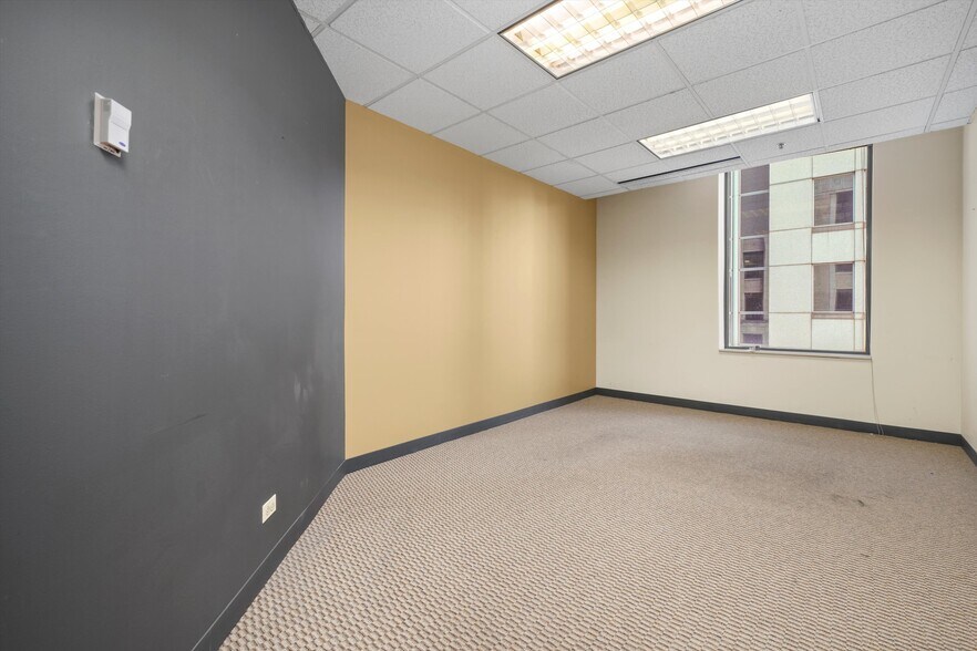 More Photos Of 211 W Wacker Dr, Chicago Office For Sale