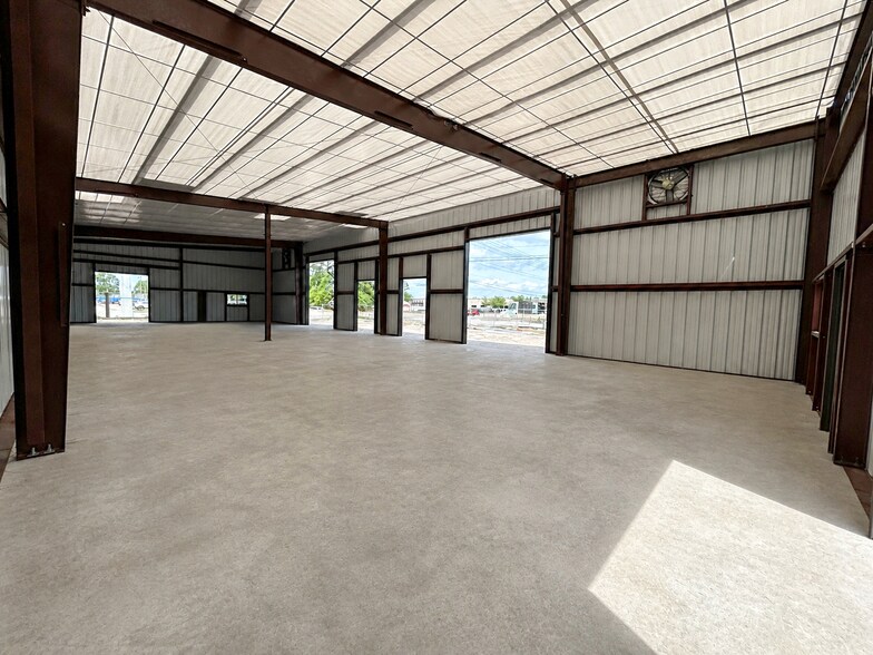 More Photos Of 8000 Grow Dr, Pensacola Warehouse For Lease