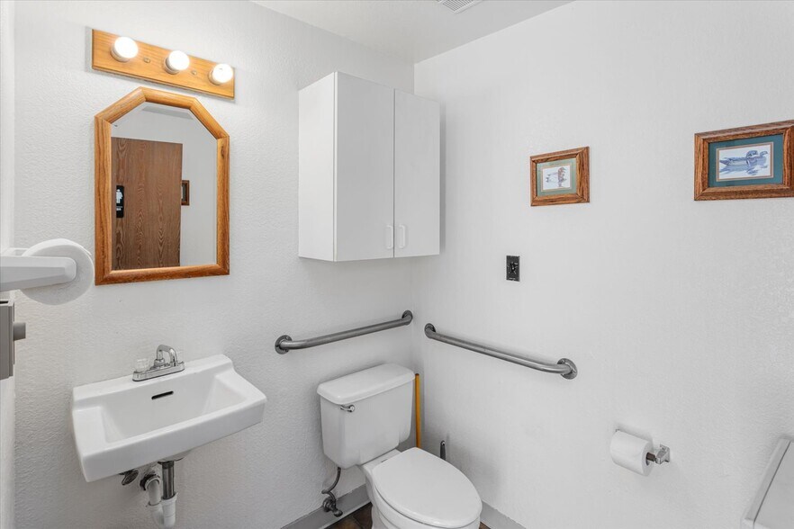 More Photos Of 1002 E Rainbow Blvd, Salida Office For Sale