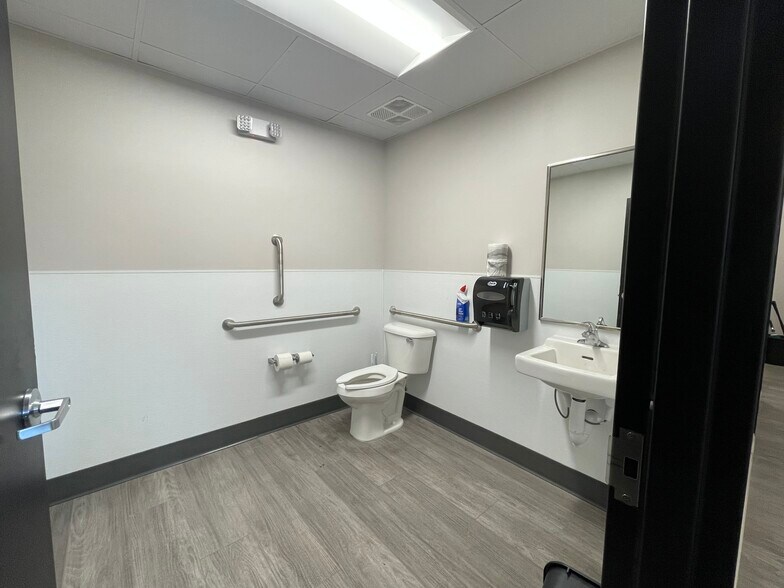 More Photos Of 4069 Commonwealth Ave, Eau Claire General Retail For Lease