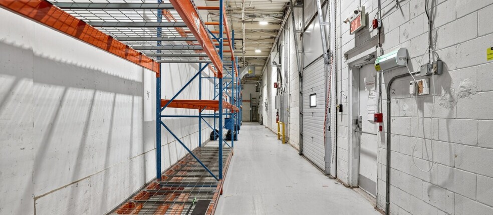 More Photos Of 40 Rue John-F.-Kennedy, Saint-Jérôme Warehouse For Sale