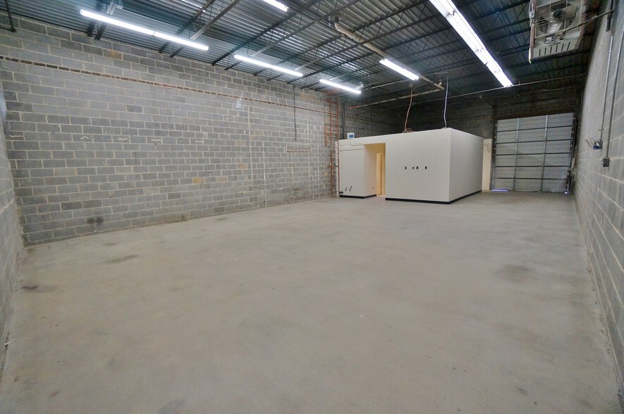 More Photos Of 7635 Fullerton Rd, Springfield Warehouse For Lease