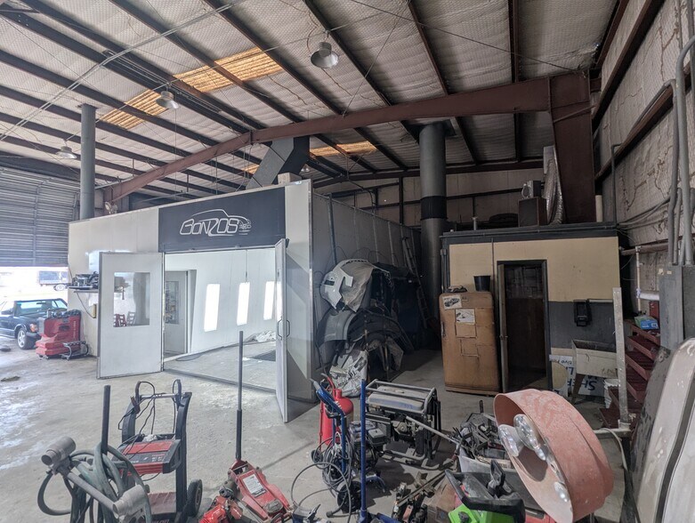 More Photos Of 5320 W Parkway St, Groves Industrial For Sale